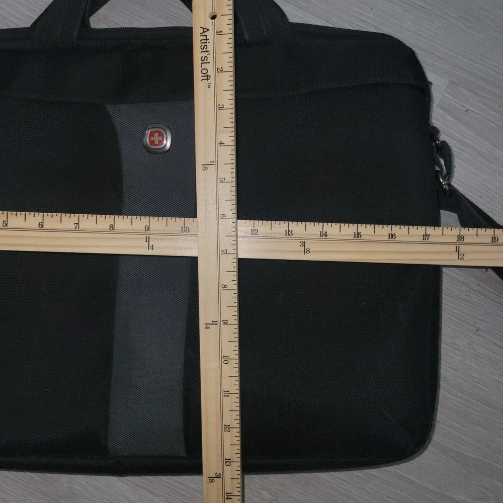 SWISS GEAR Black Laptop Messenger Bag Adjustable Strap Padded Compartment office